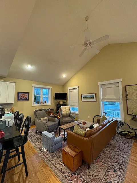 3 bed, 2.5 bath, 1430 sqft, $2,400 — Photo 3