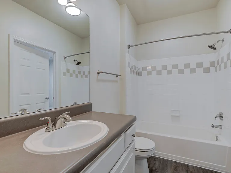 Lakeside at Town Center Apartments — Photo 41