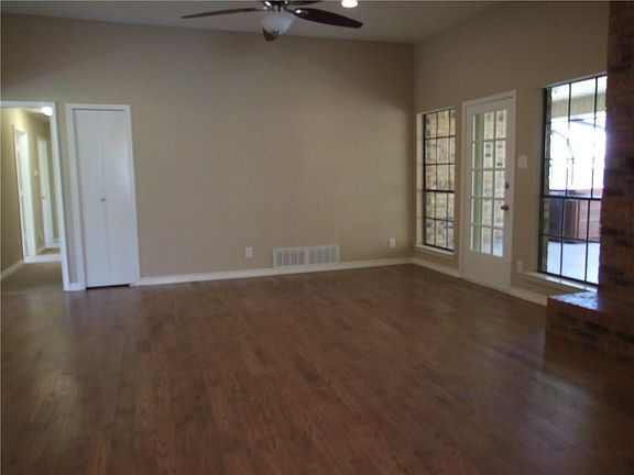 4th image of 2407 Oakwood Dr