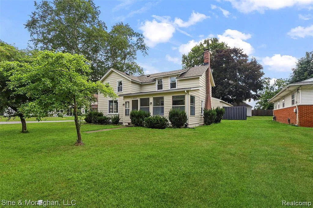 3 bed, 2.0 bath, 2162 sqft, $2,200 — Photo 1