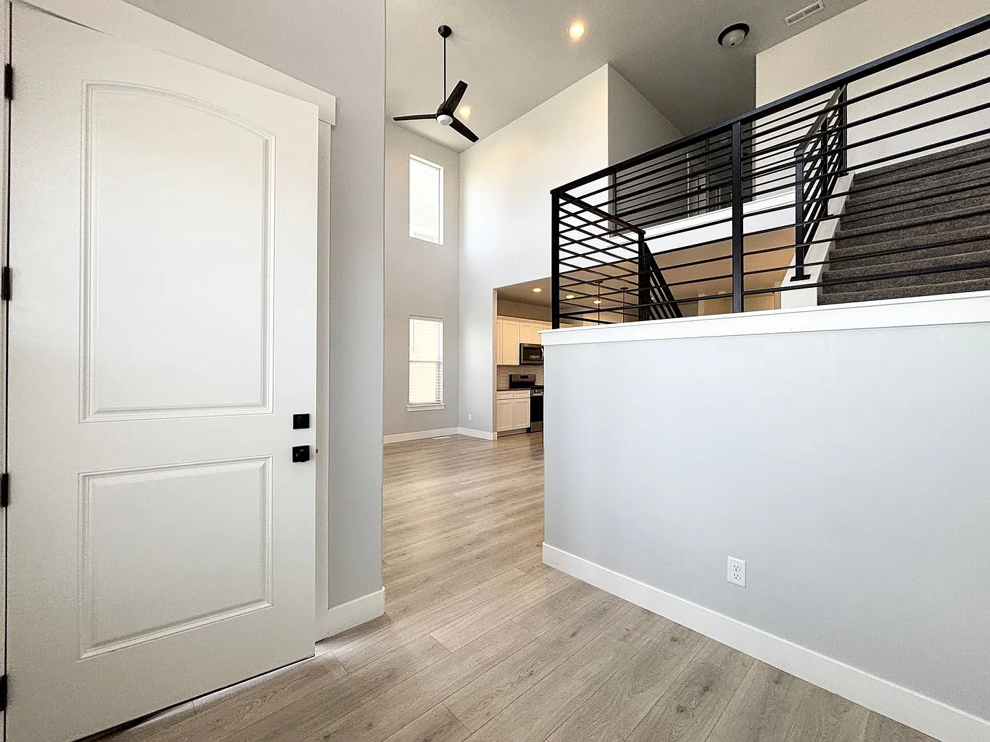 Gorgeous Poolside Corner Townhome at Mountain Ridge! — Photo 4