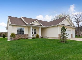 1385 Maple St, Robins, IA 52328