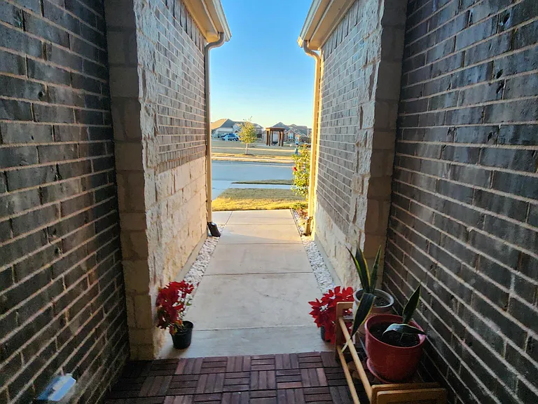 5901 Silverhollow Dr — Photo 23