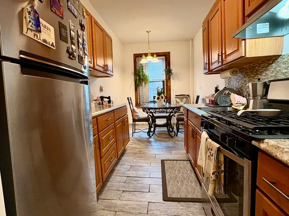 1045 Anderson Avenue image 3 of 11