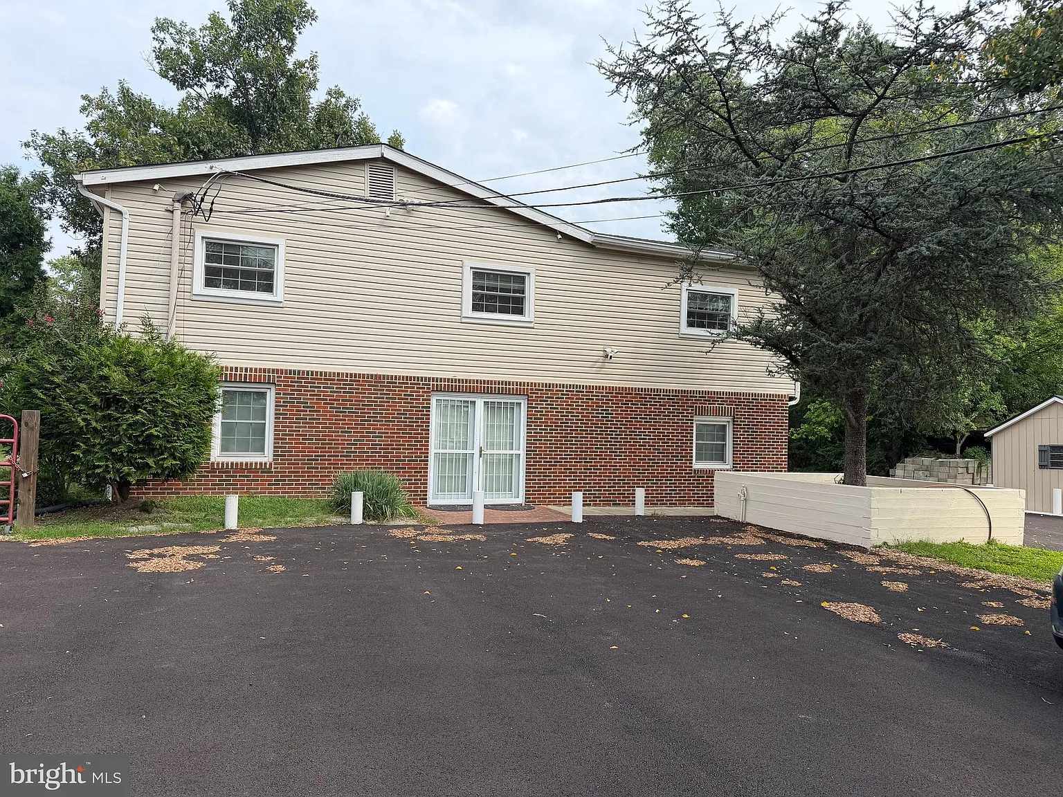 3 bed, 2.0 bath, 4198 sqft, $2,600 — Photo 1