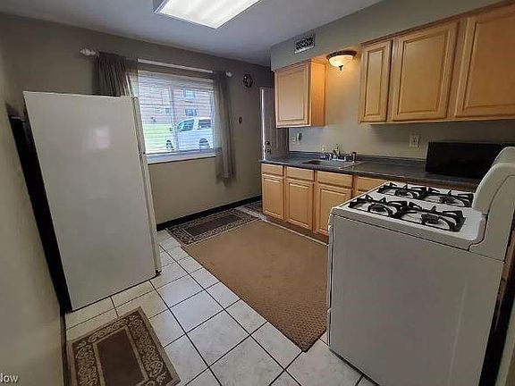 3rd image of 5-215 Dalepark Dr #5