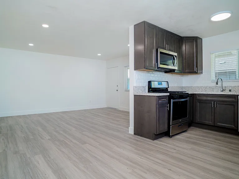 Winnetka Gardens Apartments — Photo 10