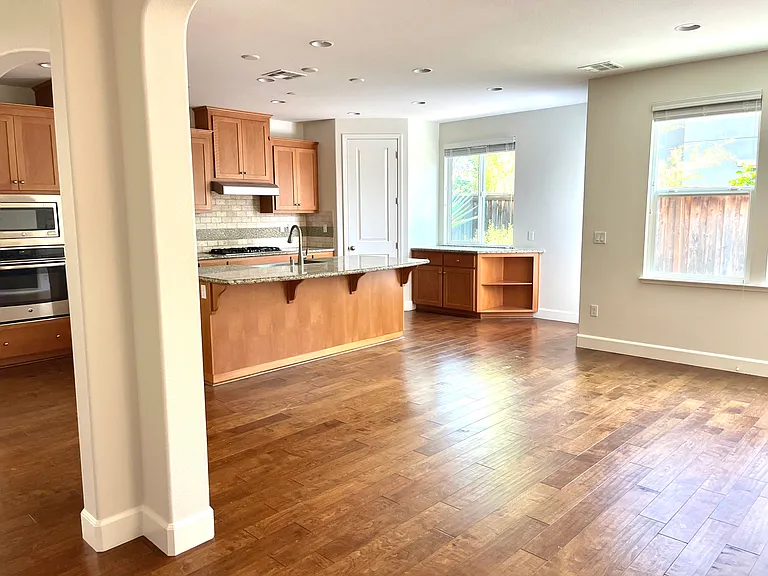 105 Farnham Ln — Photo 6
