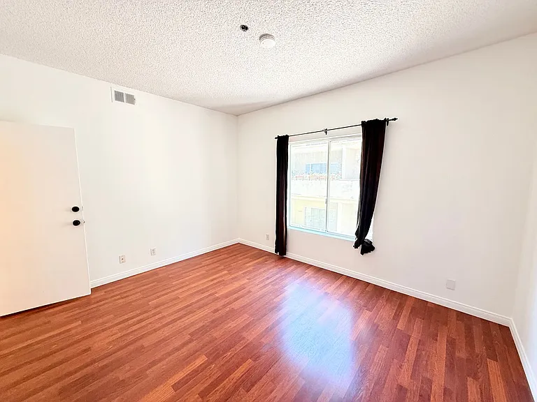 2905 Montrose Ave #416 — Photo 8