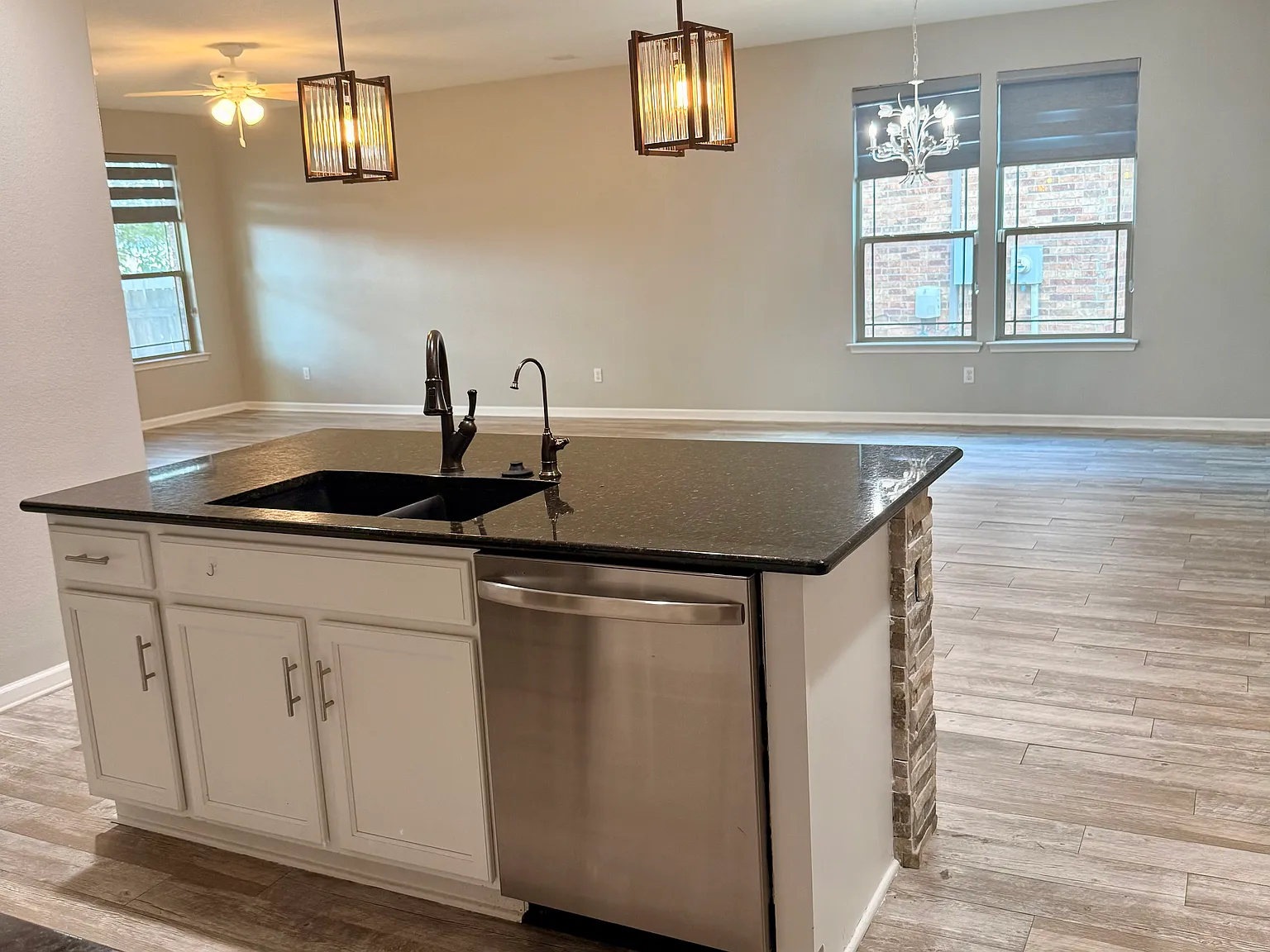 4 bed, 2040 sqft, $2,300 — Photo 3