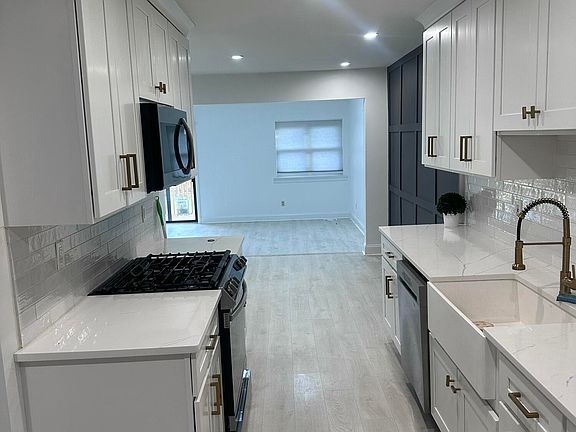 3rd image of 225 Longwood Dr #22-5
