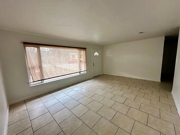 1317 Cambridge Dr — Photo 5