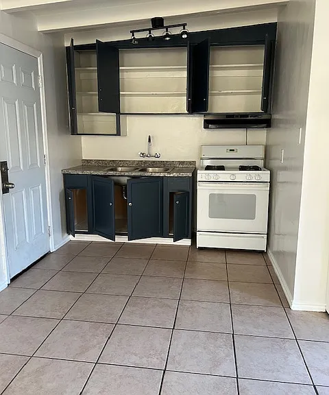 15558 Hesperia Rd #A — Photo 7