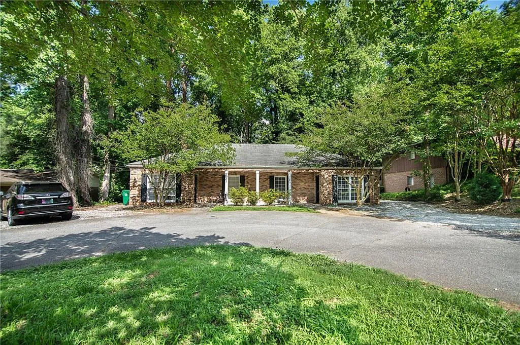 3761 Ashford Dunwoody Rd NE photo 1