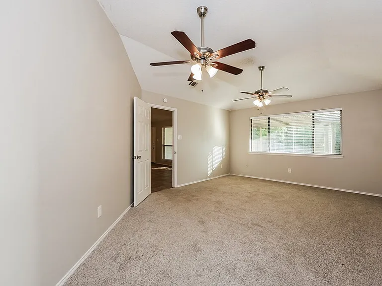 1237 Essex Dr — Photo 9