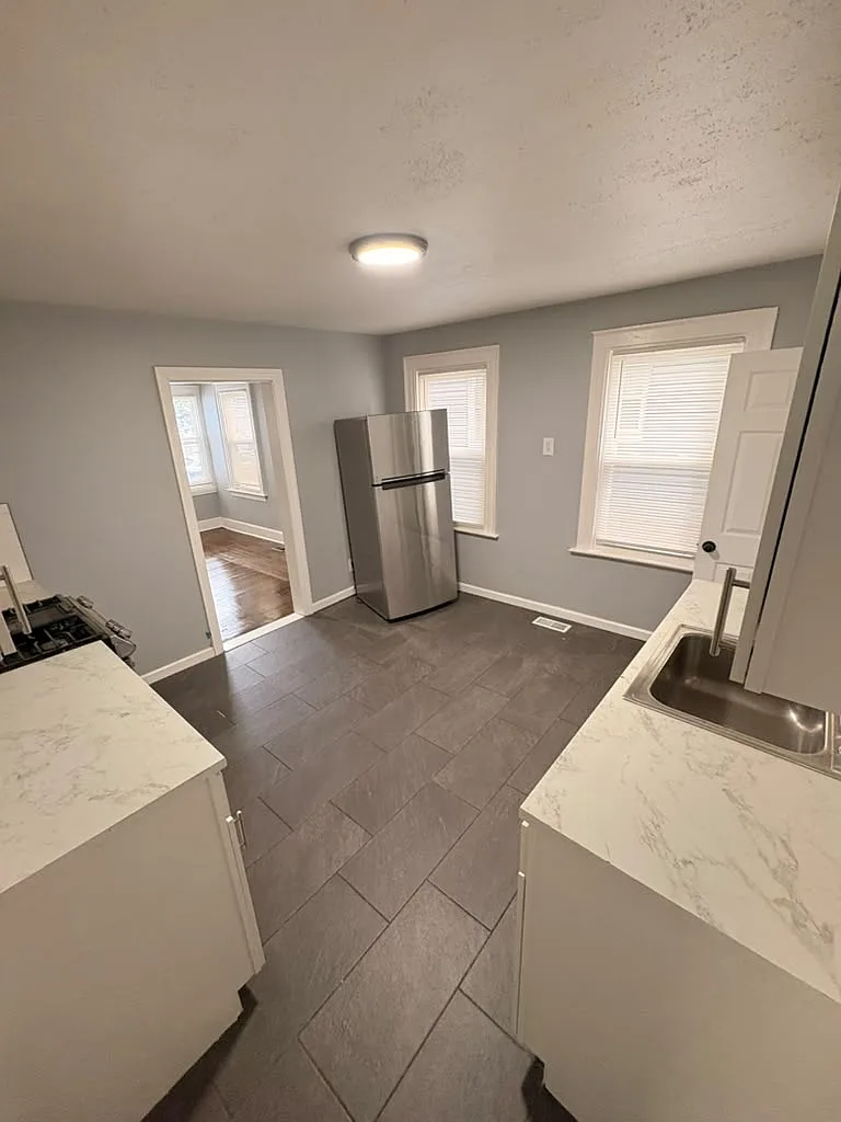 3 bed, 1100 sqft, $1,900 — Photo 3
