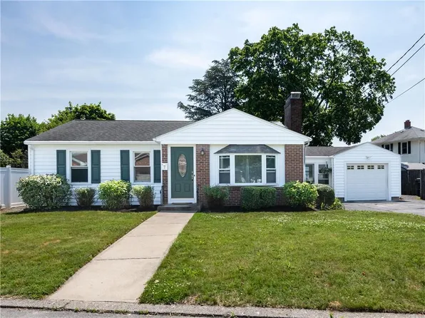 7 Woodbine St E, Riverside, RI 02915
