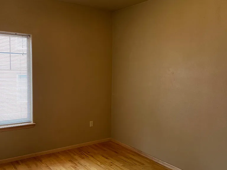 551 S Linn St #12 — Photo 7