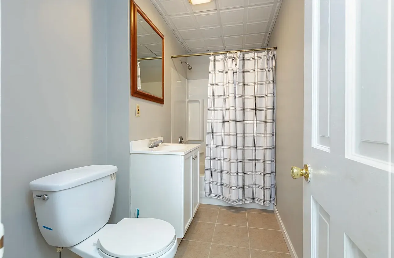 3 bed, 850 sqft, $2,000 — Photo 2