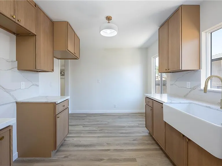 5030 N Lyman Ave — Photo 3