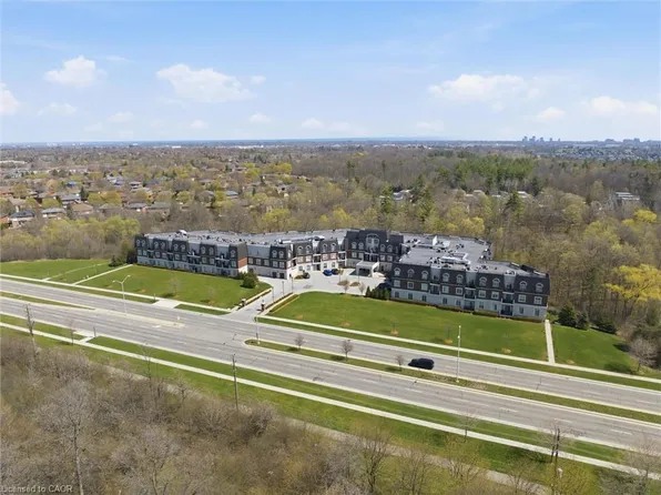 2300 Upper Middle Rd W #304, Oakville, ON L6M 0T4