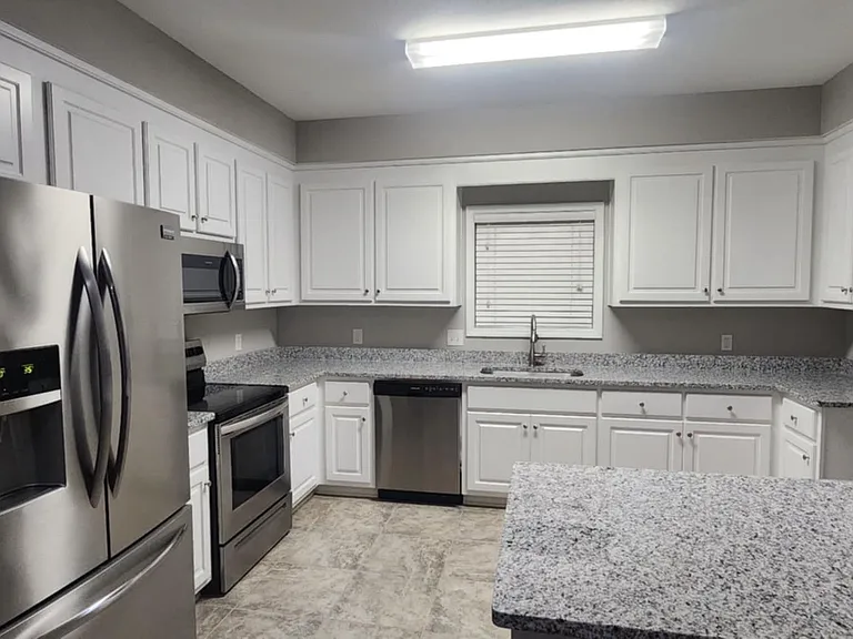 520 Winthrope Ln — Photo 2