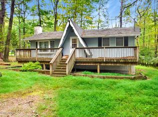 164 Persimmon Dr, Dingmans Ferry, PA 18328