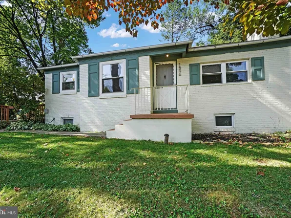 1596 Old Farm Ln, York, PA 17403