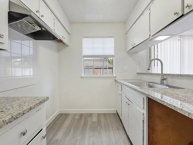 202 Northcrest Cir #D — Photo 1
