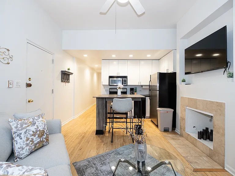 2544 N Burling St #2F — Photo 3
