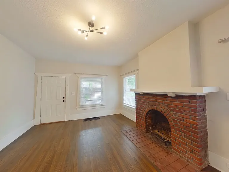 333 N Volutsia Ave — Photo 3