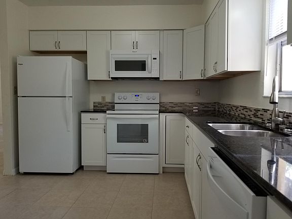 3rd image of 2821 W Tamiami Cir