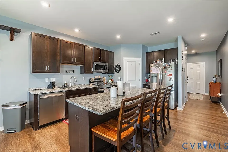 3 bed, 2.5 bath, 1868 sqft, $2,300 — Photo 2