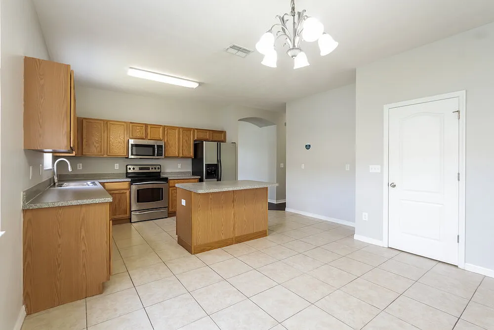 3 bed, 2.0 bath, 2072 sqft, $3,840 — Photo 4