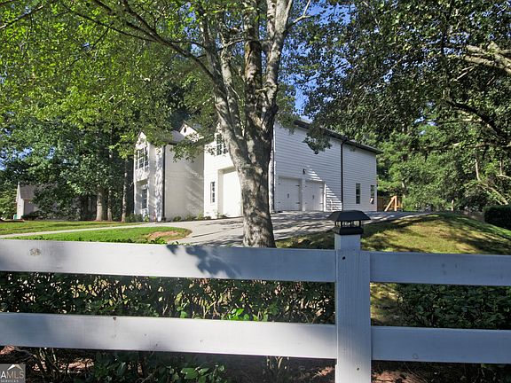3rd image of 1089 Crooked Creek Rd