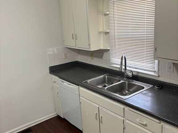 3rd image of 621-623 N Pleasant St #1B-1BA-728SQFT