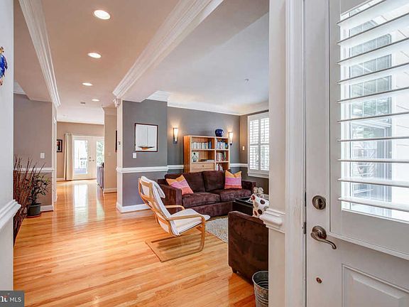 5th image of 10004 Dickens Ave
