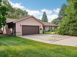 935 Old Tower Rd, Oconomowoc, WI 53066