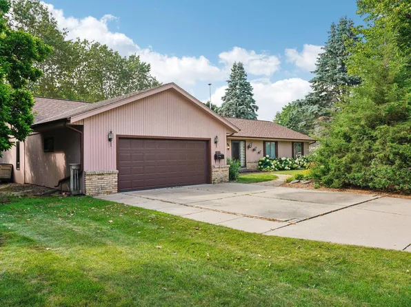 935 Old Tower ROAD, Oconomowoc, WI 53066