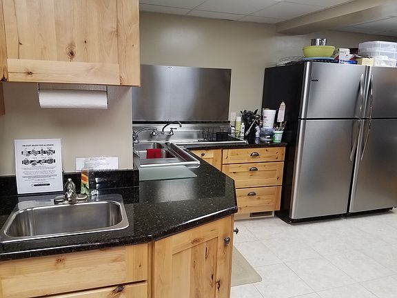 Three sinks/two refrigerator