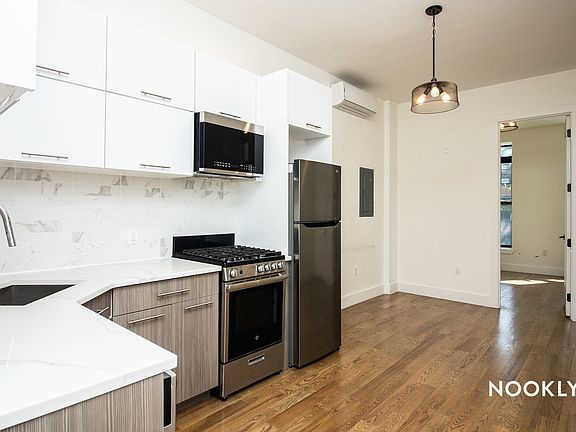2nd image of 463 Kosciusko St #1