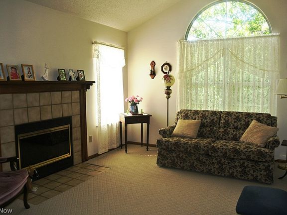 3rd image of 41 Stratford Green Dr APT 2