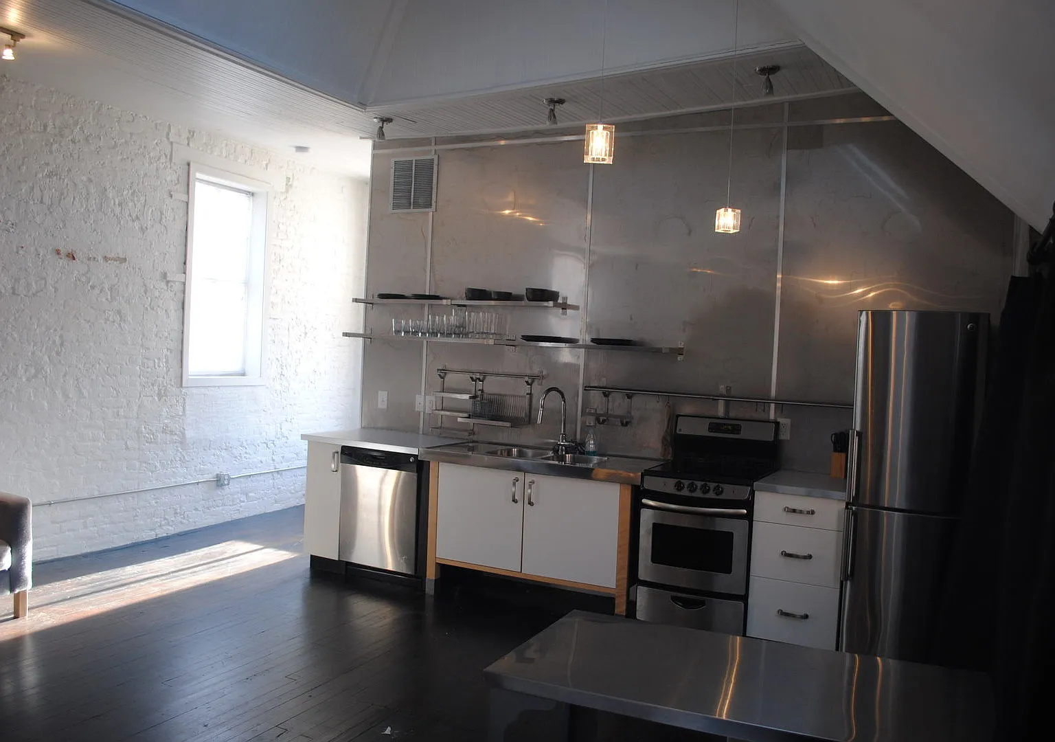 Contemporary Open Space Downtown Loft — Photo 3
