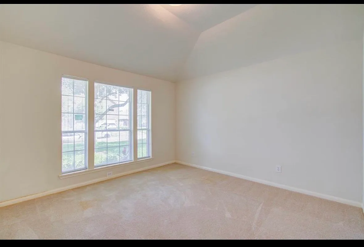 3 bed, 1990 sqft, $2,300 — Photo 4