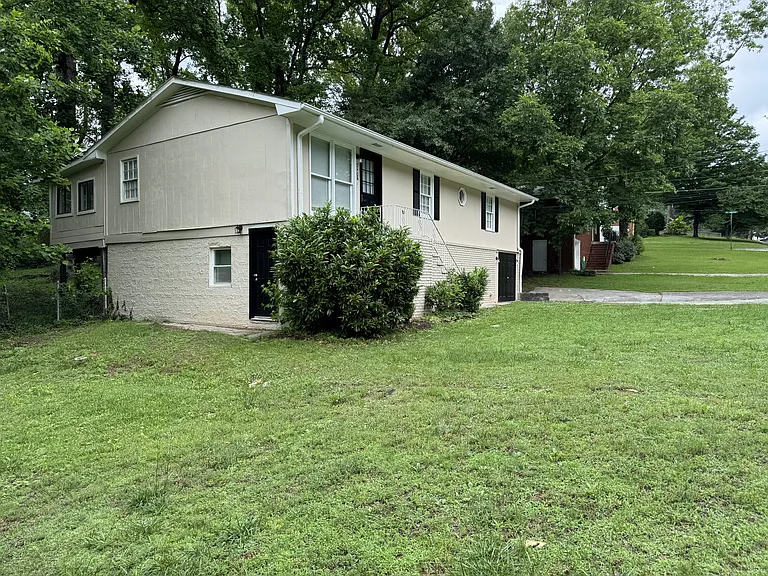 2408 Melody Ln NW — Photo 3