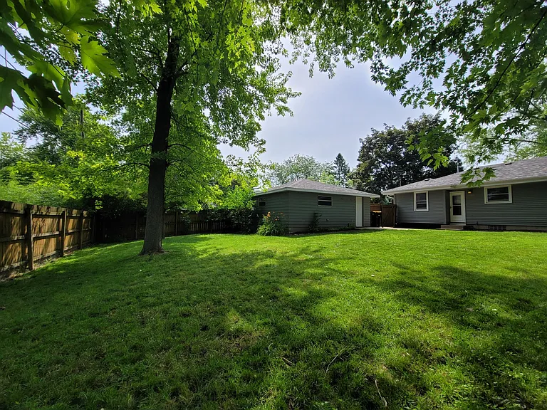 W170N8758 Edgewood Pl — Photo 27