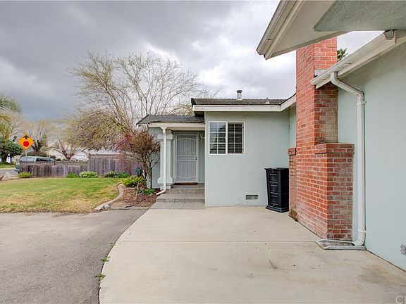 5th image of 2817 N Beachwood Dr