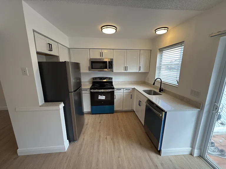 2819 SW Cornell Ave — Photo 2