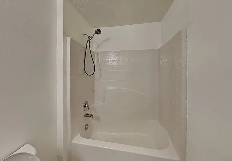 1952 Alambra Cir — Photo 9