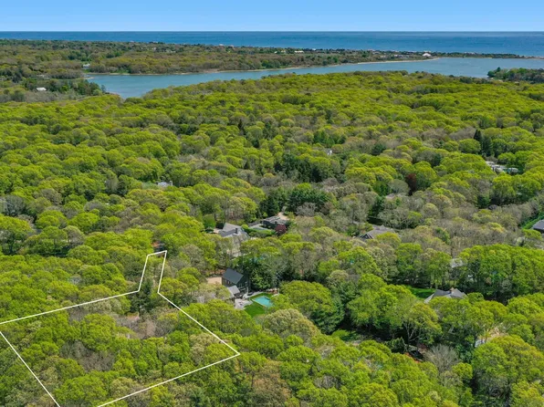 11 Oakwood Ct, Wainscott, NY 11975